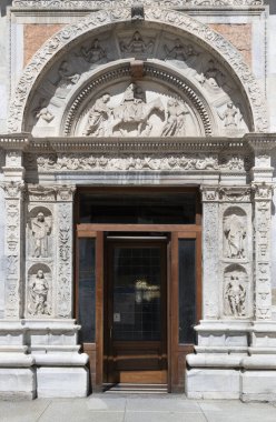 COMO, ITALY - 9 Mayıs 2015: Duomo 'nun yan kapısı - Mısır' a uçuş sahnesinin rahatlatıldığı katedral.