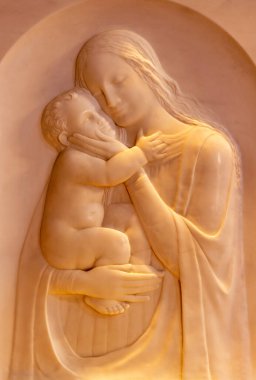 COMO, ITALY - 9 Mayıs 2015: Dante Ruffini 'nin Chiesa di San Andrea Apostolo (Brunate) kilisesinde Madonna' nın mermer kabartması (1905 - 1963)).