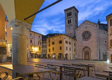 Como - Bazilika di San Fedele ve alacakaranlıkta meydan.