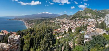 Taormina ve Mt. Arka planda Etna volkanı - Sicilya.