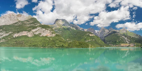 Λίμνη Lago Molveno Των Άλπεων Τους Δολομίτες Brenta Στο Βάθος — Φωτογραφία Αρχείου