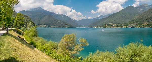 トレンティーノ地区のアルプスの間の湖Lago Ledro — ストック写真