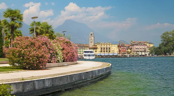 Riva Del Garda Itálie Června 2019 Město Jihu Alpami Pozadí — Stock fotografie