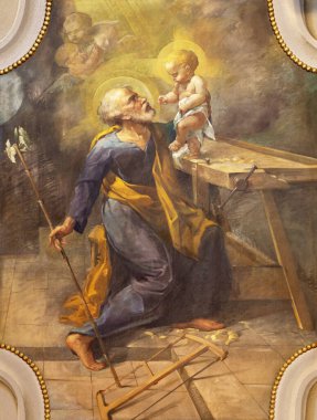 COMO, ITALY - 9 Mayıs 2015: St. Joseph 'in kilisedeki freski (Chiesa di San Andrea Apostolo) by T. Conconi (1936)).