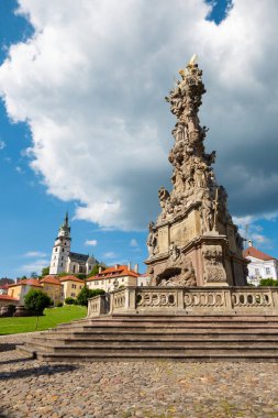 Kremnica - Safarikovo Meydanı Dionyz Ignac Stanetti 'nin (1765 - 1772) Barok Kutsal Üçlemeci sütunu, kale ve St. Catherine Kilisesi