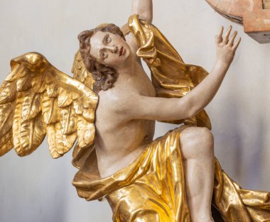 PRAG, CZECH REPUBLIC - 12 Ekim 2018: M. V. Jckel a J. K. Lika 'nın Assisi Kilisesi' nin mihrabındaki melek sunağından oyulmuş polikrom barok heykeli. (17. - 18 sent..)