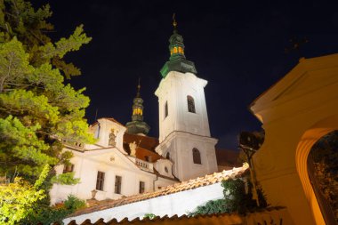 Prag - Strahov manastırının alacakaranlıktaki cephesi.