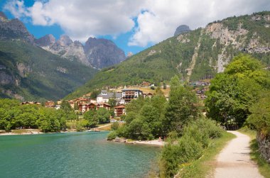 Alpler Gölü Lago di Molveno. Arka planda Brenta dolomitleri var..