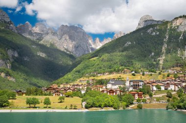 Alpler Gölü Lago di Molveno. Arka planda Brenta dolomitleri var..