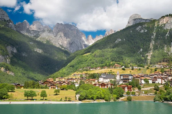 Lago Los Alpes Lago Molveno Con Las Dolomitas Brenta Fondo —  Fotos de Stock