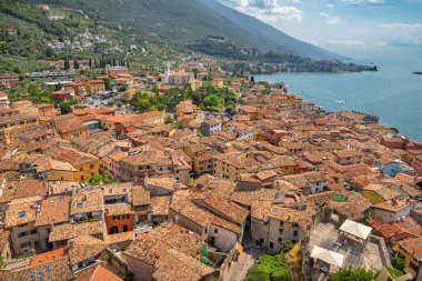 Malcesine Kalesi ve Lago di Garda Gölü.