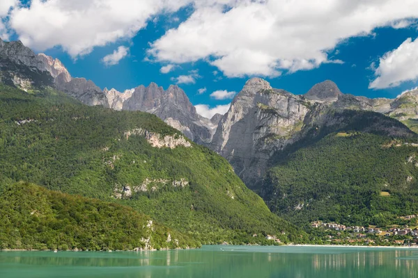 以布伦塔白云石为背景的Lago Molveno阿尔卑斯山 — 图库照片