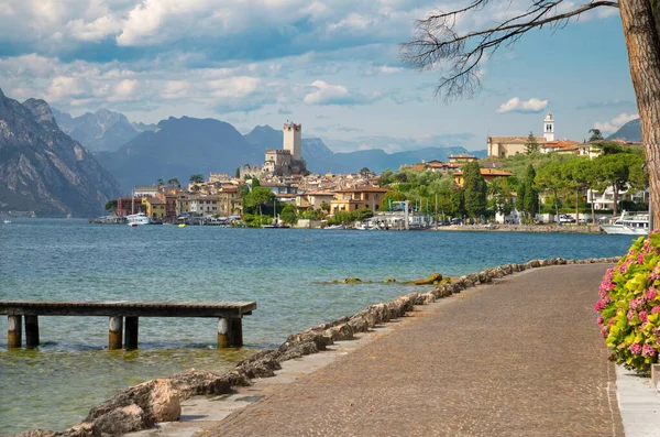 Malcesine Lago Garda Gölü Üzerindeki Gezinti Alanı — Stok fotoğraf