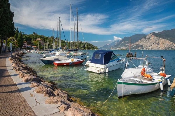 Malcesine Kävelykatu Lago Garda Kanssa Veneet Aamulla — kuvapankkivalokuva