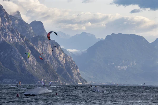 Malcesina Italia Junio 2019 Los Windsurfistas Lago Garda —  Fotos de Stock