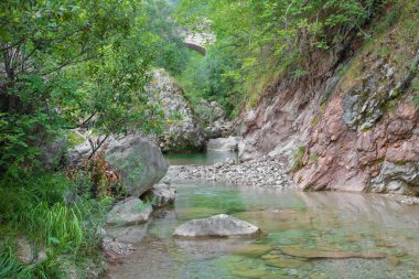 Yarık Valle delle Cartiere üzerinde Toscolano Maderno Iago di Garda gölü yakınında.