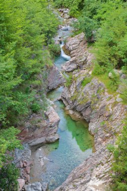 Yarık Valle delle Cartiere üzerinde Toscolano Maderno Iago di Garda gölü yakınında.