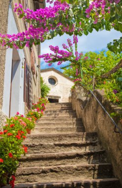 Limonlu Konsolos Garda - San Rocco kilisesine giden çiçeklerin arasındaki merdivenler.
