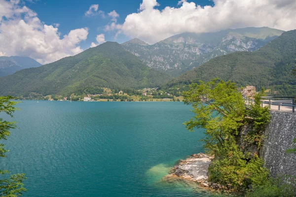 トレンティーノ地区のアルプスの間の湖Lago Ledro — ストック写真