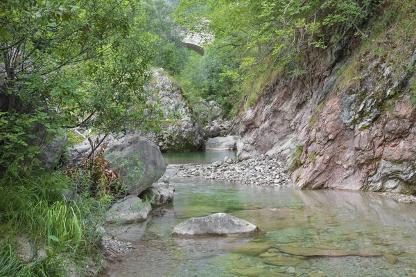 位于拉戈迪加尔达湖附近的托斯卡拉诺马德拉诺河上的卡地亚裂谷 — 图库照片
