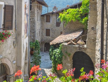 Canale di Teno - Lago di Teno Gölü yakınlarındaki küçük kırsal dağ köyündeki rahatsızlık.