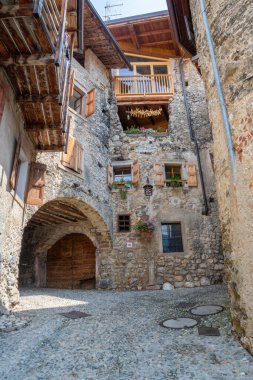 Canale di Teno - Lago di Teno Gölü yakınlarındaki küçük kırsal dağ köyündeki rahatsızlık.