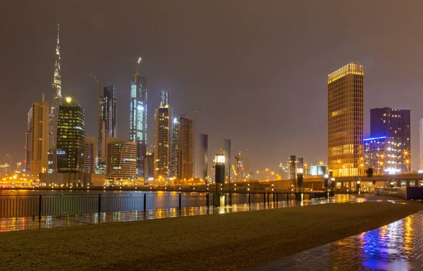 Dubai Horizonte Noche Sobre Canal Centro Ciudad Bajo Lluvia — Foto de Stock