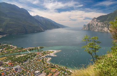 Alpler, mimari, güzel, mavi, tekneler, varış, son durak, Avrupa, liman, İtalya, lago di garda, göl, manzara, malcesine, dağ, dağ, doğa, eski, açık hava, zirve, gezinti, romantik, kare, yaz, şehir, seyahat, su, su, su, su, su, su, su, su.