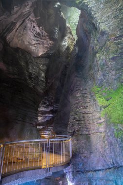 RIVA DEL GARDA, İtalya - 7 Haziran 2019: Riva del Garda ve Garda Gölü yakınlarındaki Cascata Varone mağarasında şelale.