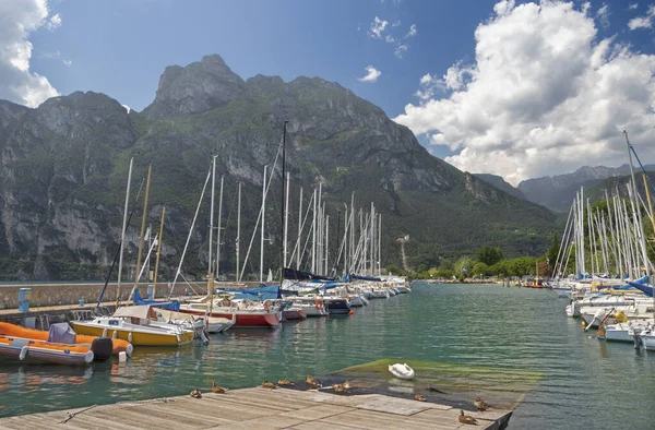 Riva Del Garda Yachts Harbor Alps Backgound — Stock Photo, Image