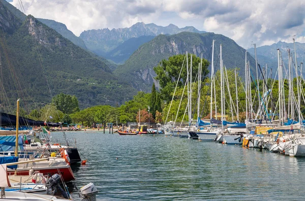 加尔达 意大利 2019年6月8日 德尔加尔达 Riva Del Garda 与阿尔卑斯山在后方的游艇 — 图库照片