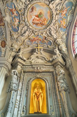 MENAGGIO, ITALY - 8 Mayıs 2015: İsa 'nın Kalbi şapeli ve neobarok tavan freski Tanrı' nın kilisedeki chiesa di Santo Stefano Luigi Tagliaferri (1841-1927)).