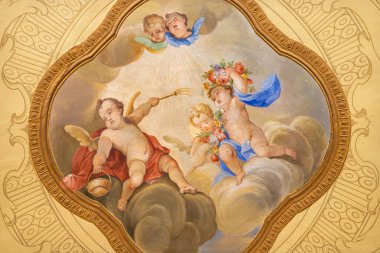 MENAGGIO, İTALYA - 8 Mayıs 2015: Neobarok meleklerin kutsal suyla birlikte kilisedeki Chiesa di Santa Marta.