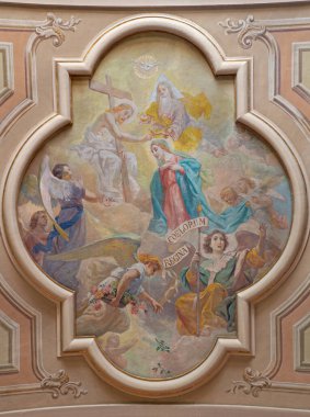 BELAGGIO, İtalya - 10 Mayıs 2015: Luigi Morgari 'nin Santa Maria Annunciata (Visgnola) kilisesinde Meryem Ana' nın Taç Giyme Töreni freski..