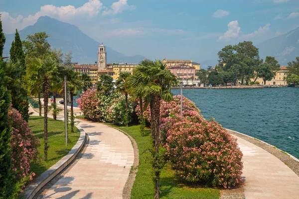 Riva Del Garda Itália Junho 2019 Cidade Sul Com Alpes — Fotografia de Stock