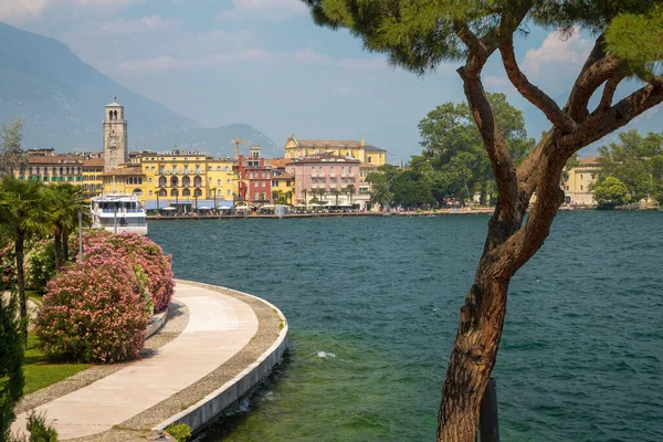 Riva Del Garda Itálie Června 2019 Město Jihu Alpami Pozadí — Stock fotografie