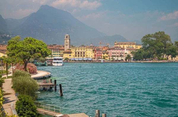 Riva Del Garda Itálie Června 2019 Město Jihu Alpami Pozadí — Stock fotografie