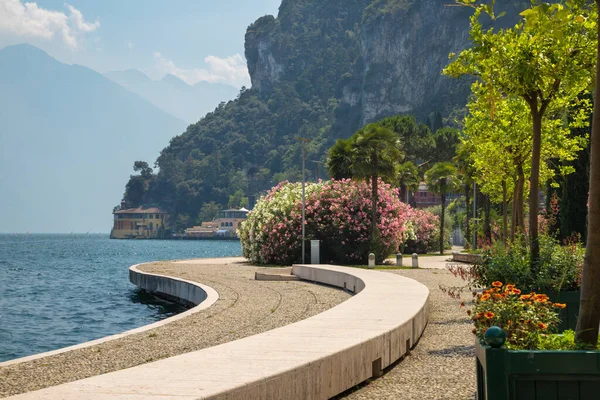 Riva Del Garda Promenade Alps Backgound — Stock Photo, Image