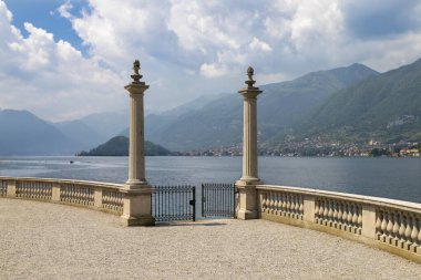 BELAGGIO, ITALY - 10 Mayıs 2015: Villa Melzi 'nin Lago di Como Gölü üzerindeki gezinti alanı.