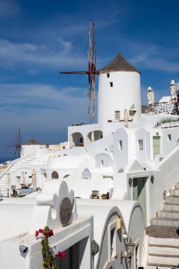 Santorini - Yel değirmenli Oia 'nın bir parçası.