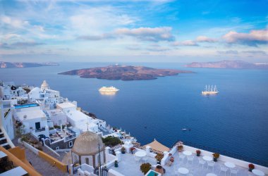 Santorini - Fira 'dan Caldera' ya sabah güneşinde Nea Kameni Adası ile olan görünüm.