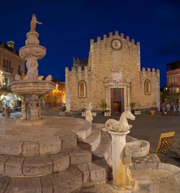 Taormina - Piazza del Duomo - (St. Pancrazy Kilisesi) alacakaranlıkta.