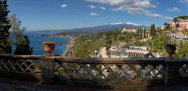 Taormina Och Etna Vulkan Bakgrunden Sicilien — Stockfoto