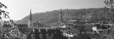 Prag - Kalenin altındaki bahçelerden Mala Strana, St. Nicholas ve St. Thomas kilisesine kadar panoramik manzara.