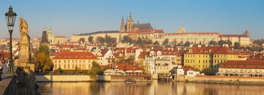 Prag - Charles Köprüsü 'nden Kale' ye ve Vltava Nehri üzerindeki Katedral 'e sabah ışığı altında panoramik manzara.