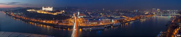 布拉迪斯拉发 黄昏时分从Snp大桥到城市的全景天际线 — 图库照片