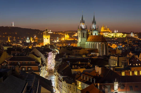 Prag Tyn Dan Önce Leydimizin Kilisesi Nin Olduğu Şehir Alacakaranlıkta — Stok fotoğraf