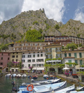 LİMON SUL GARDA, İTALYA - 13 Haziran 2019: Lago di Garda Gölü 'ndeki Alplerin altındaki küçük liman.