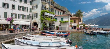 LİMON SUL GARDA, İTALYA - 13 Haziran 2019: Lago di Garda Gölü 'ndeki Alplerin altındaki küçük liman.