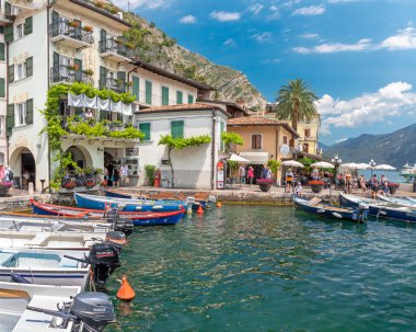 Limon Konsolosu Garda - Lago di Garda Gölü 'ndeki Alplerin altındaki küçük liman.